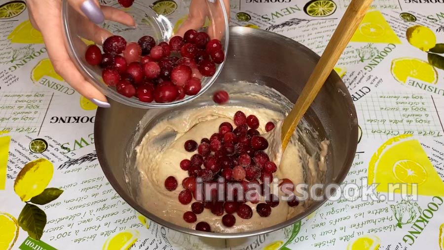 ягоды клюквы добавляются в тесто пирога