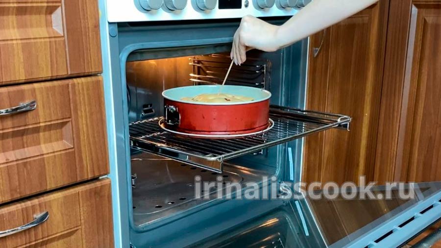 деревянной шпажкой проверяется готовность пирога