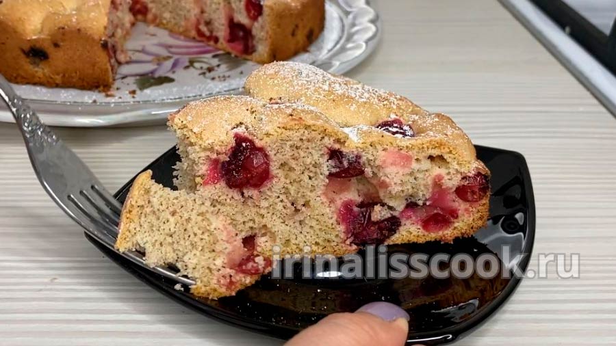 кусок ягодного пирога с клюквой на блюдце