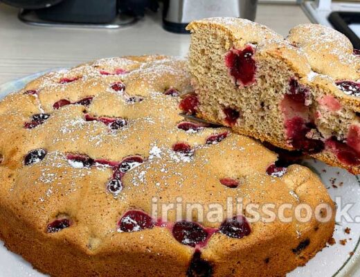 пряный пирог шарлотка с замороженными ягодами клюквы простой и быстрый рецепт