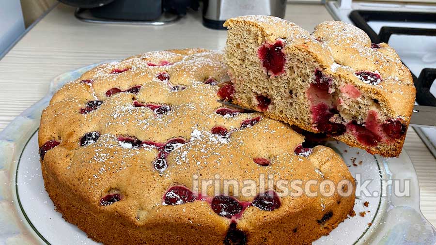 пряный пирог шарлотка с замороженными ягодами клюквы простой и быстрый рецепт