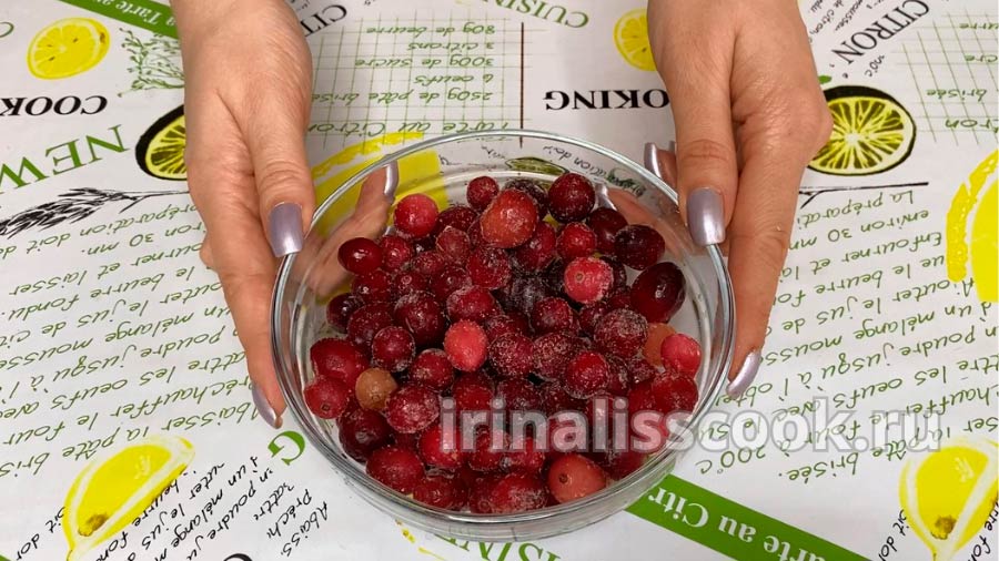 замороженные ягоды клюквы в тарелке на столе